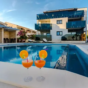 Apartment Mirakul, Vir